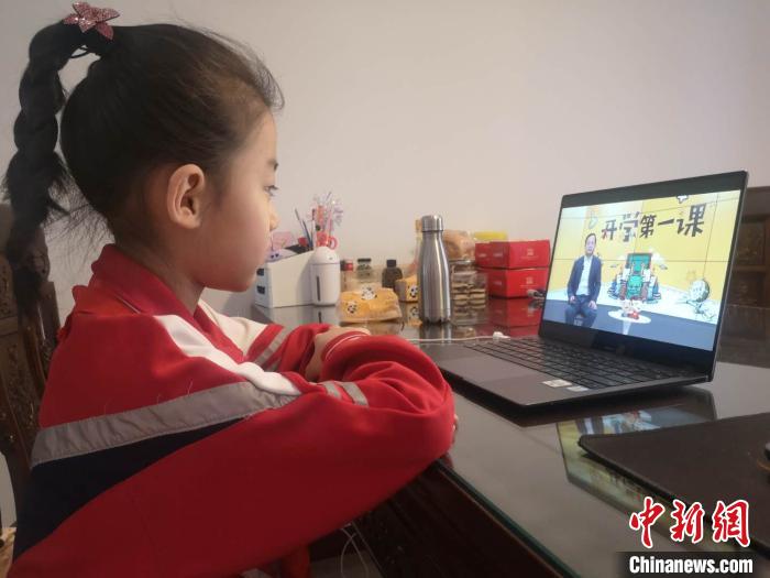 呼和浩特市“云开学”首日：学生满意家长放心
