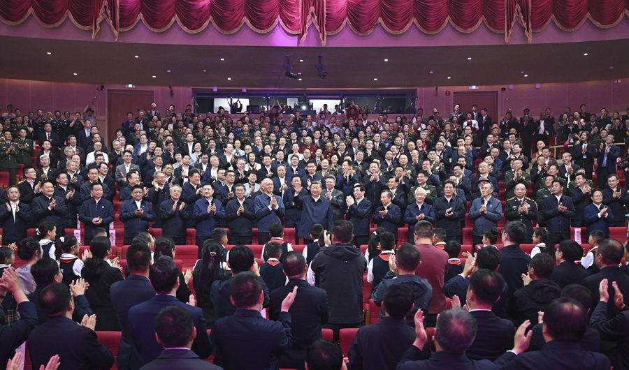 习近平观看庆祝西藏自治区成立60周年文艺晚会《雪域...