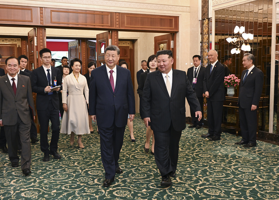 习近平夫妇出席金正恩夫妇举行的小范围午宴